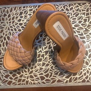 NWOT pair of Steve Madden heels
